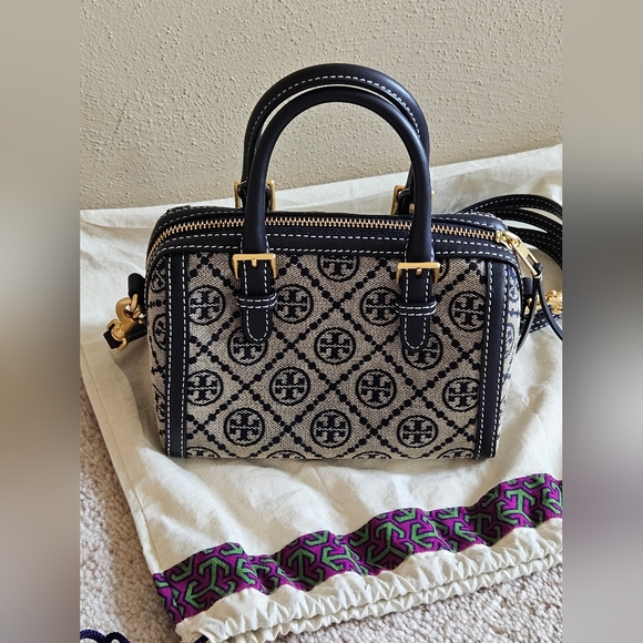 TORY BURCH . PETITE T MONOGRAM BARREL BAG - Picture 3 of 10